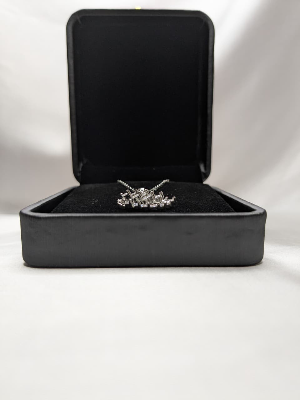 Elegant Sliver Leaf Pendant Necklace - Sparkling Statement Jewelry
