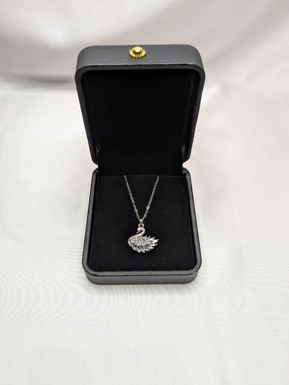 Elegant Sliver Leaf Pendant Necklace - Sparkling Statement Jewelry