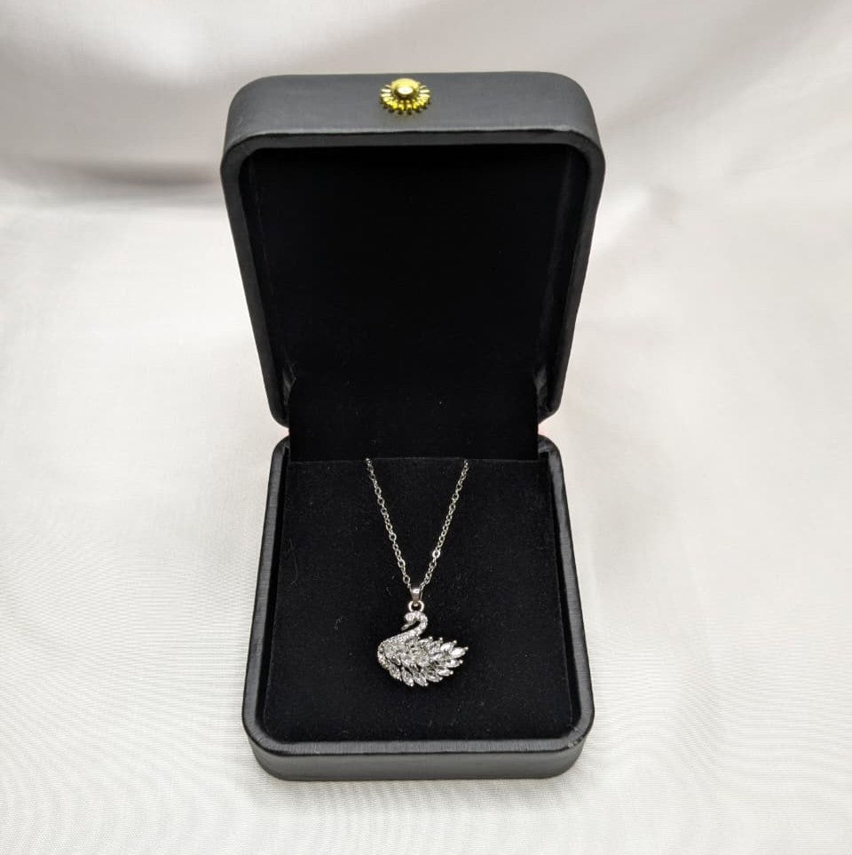 Elegant Sliver Leaf Pendant Necklace - Sparkling Statement Jewelry