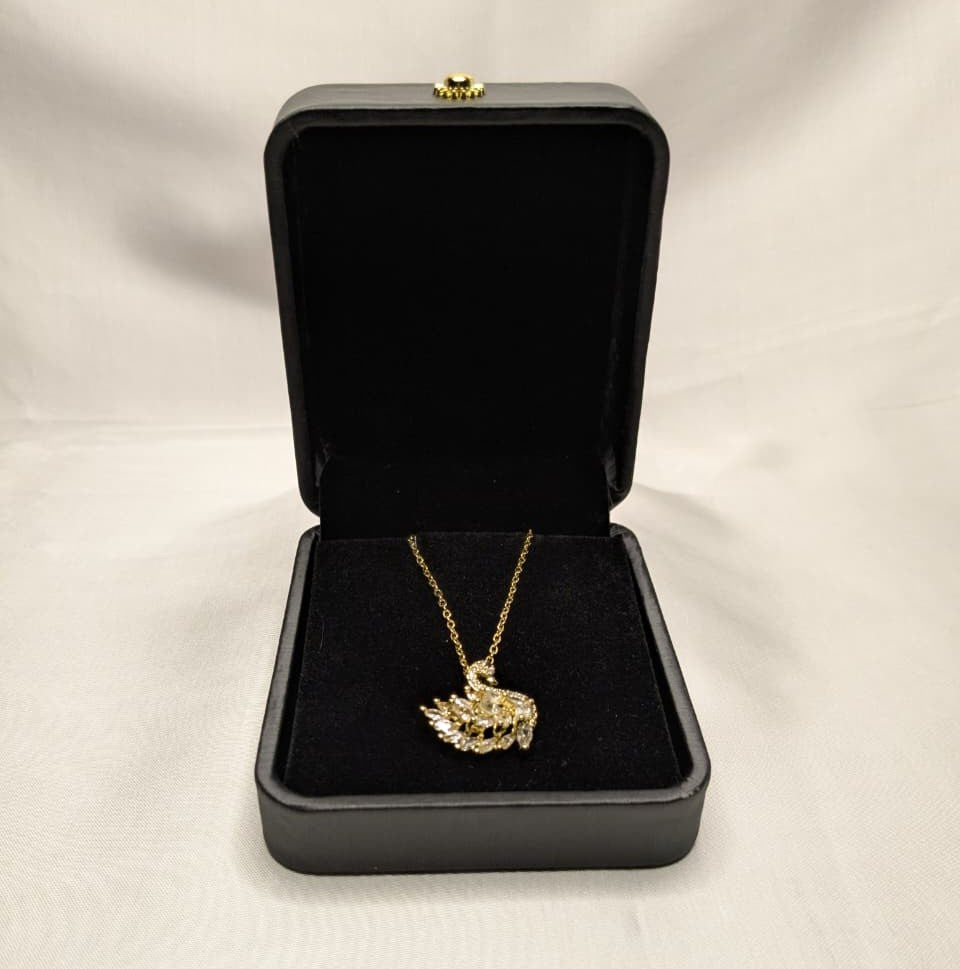 Elegant Gold Leaf Pendant Necklace - Sparkling Statement Jewelry