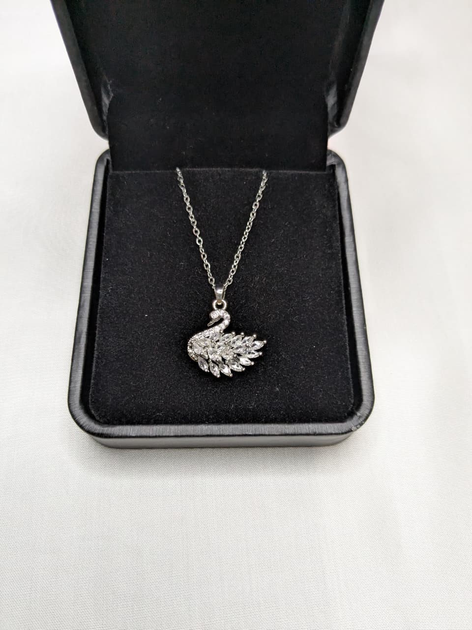 Elegant Sliver Leaf Pendant Necklace - Sparkling Statement Jewelry