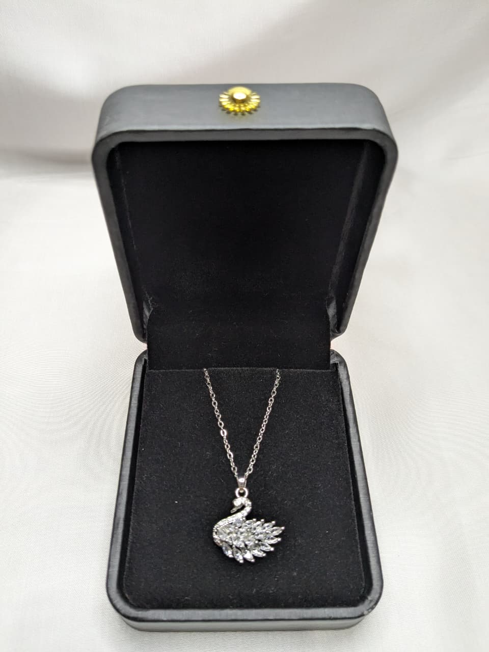 Elegant Sliver Leaf Pendant Necklace - Sparkling Statement Jewelry