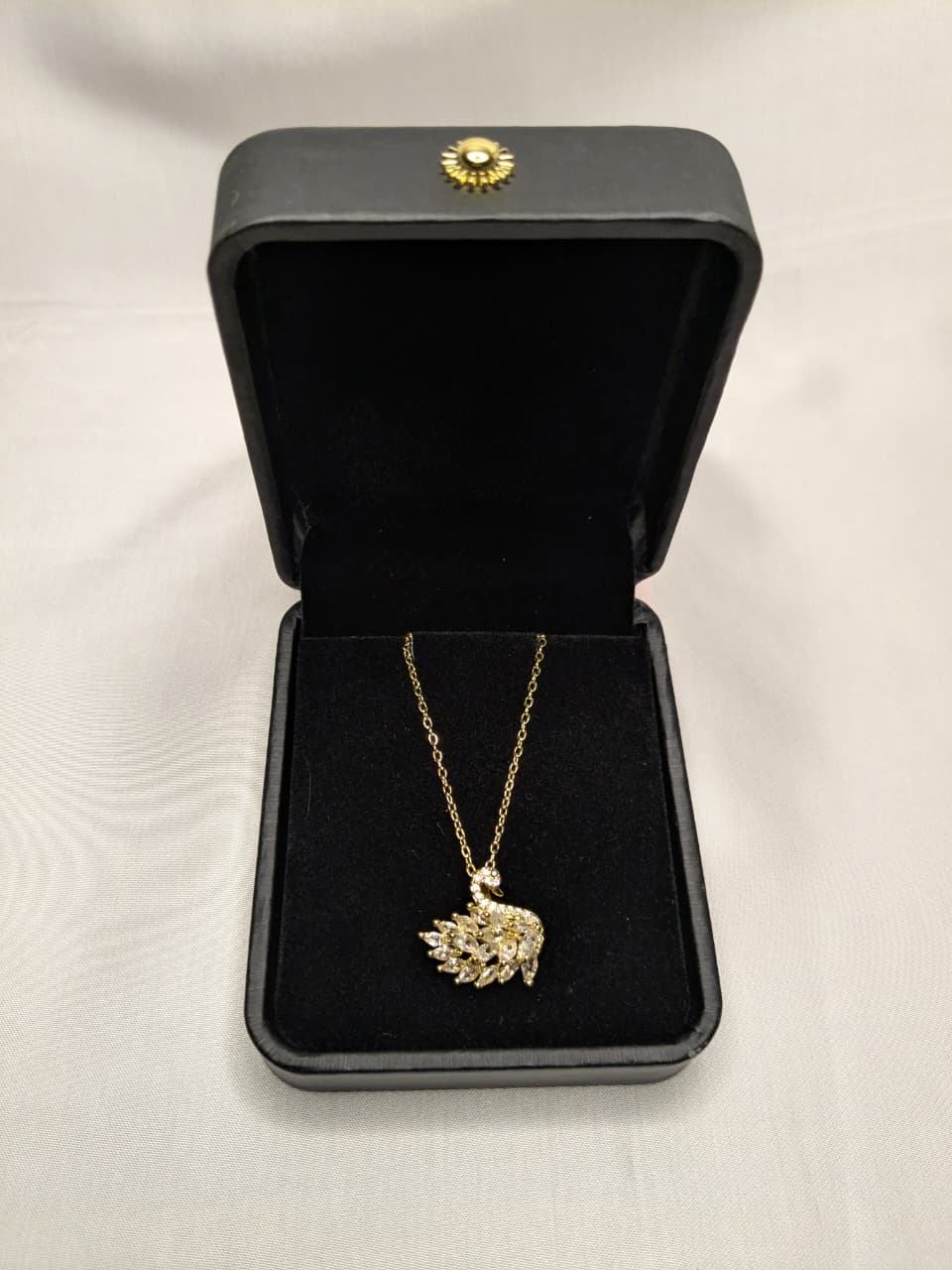 Elegant Gold Leaf Pendant Necklace - Sparkling Statement Jewelry