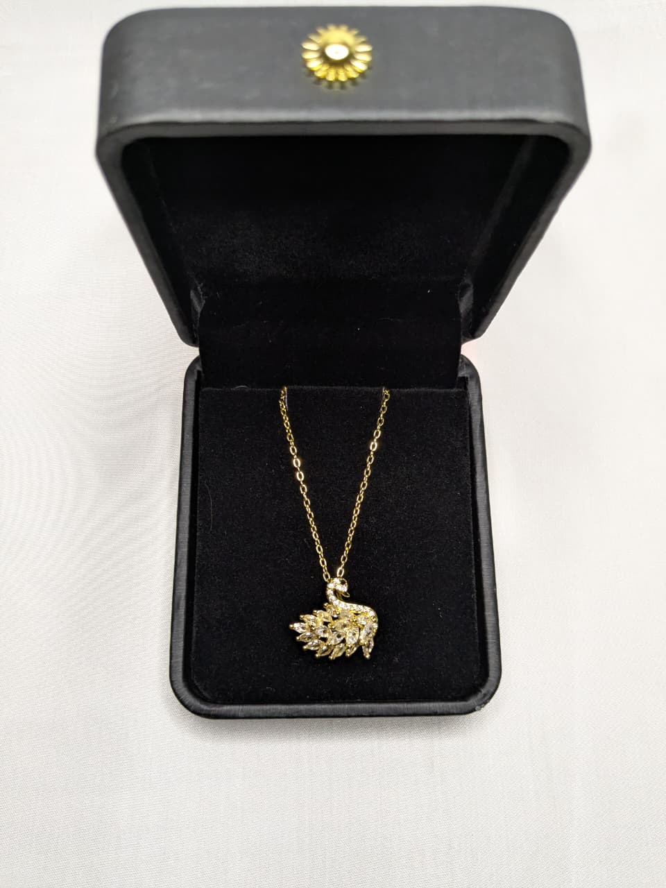 Elegant Gold Leaf Pendant Necklace - Sparkling Statement Jewelry