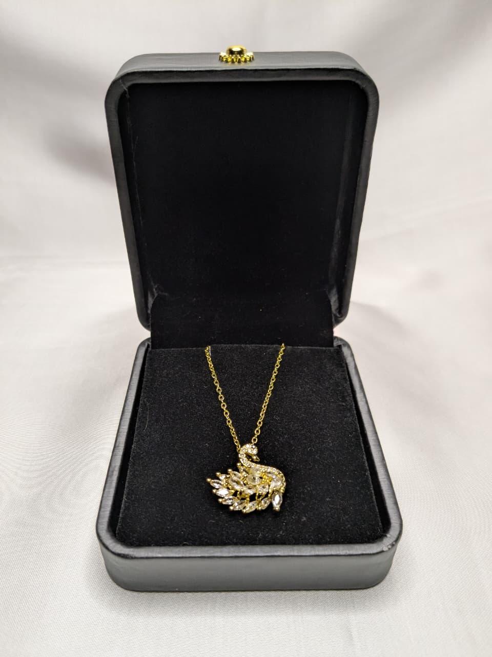 Elegant Gold Leaf Pendant Necklace - Sparkling Statement Jewelry