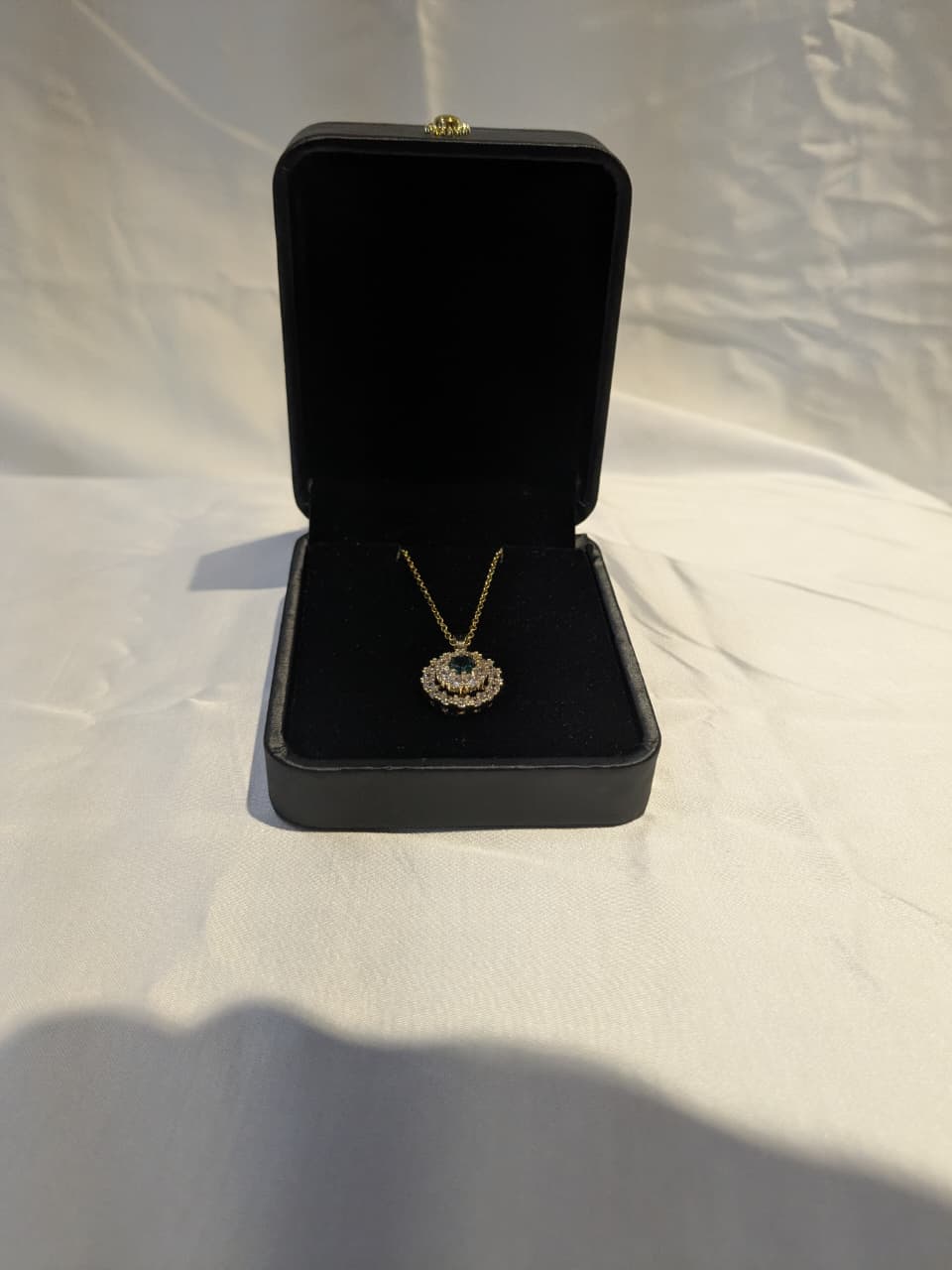 Elegant Green Stone Pendant Necklace – Gold-Tone Statement Jewelry