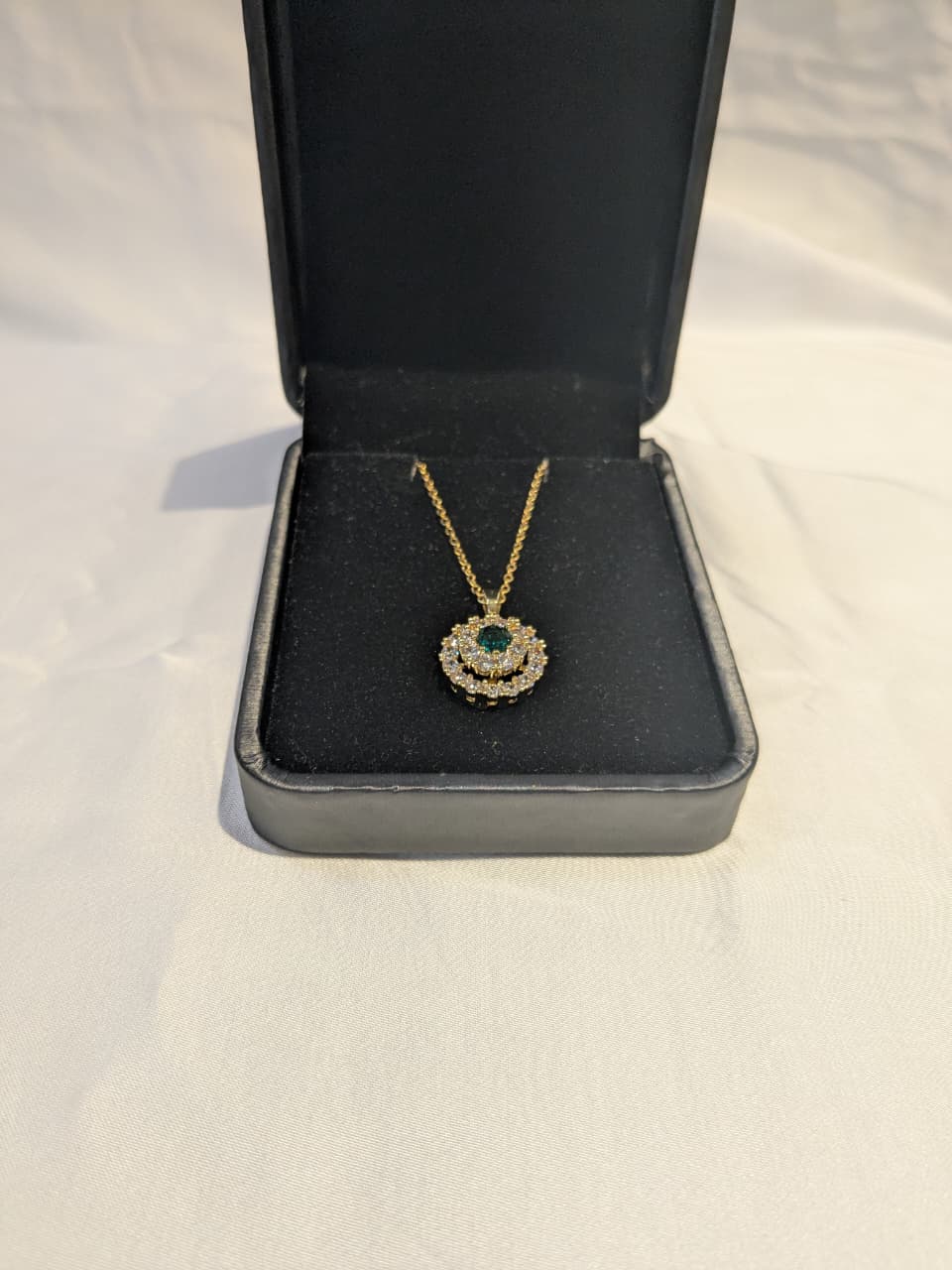 Elegant Green Stone Pendant Necklace – Gold-Tone Statement Jewelry