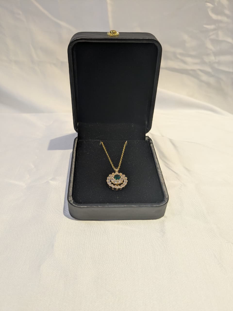 Elegant Green Stone Pendant Necklace – Gold-Tone Statement Jewelry